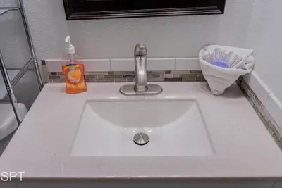 Luxury 1 bedroom " Walk to Beach " Pool - image 34 of 62