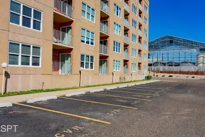 Luxury 1 bedroom " Walk to Beach " Pool - image 19 of 62