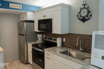 Luxury 1 bedroom " Walk to Beach " Pool - image 27 of 62