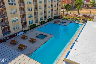 Luxury 1 bedroom " Walk to Beach " Pool - image 48 of 62