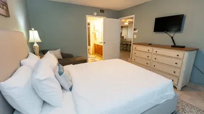 Direct Beachfront Condo-Jacuzzi-Elevator-SPI - image 65 of 156