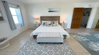 Fun Retro Island Vibe * Sleeps 17 * Beach 1 block - image 110 of 190