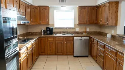 Fun Retro Island Vibe * Sleeps 17 * Beach 1 block - image 37 of 190
