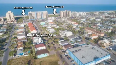 Fun Retro Island Vibe * Sleeps 17 * Beach 1 block - image 180 of 190