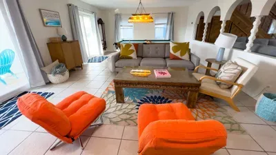 Fun Retro Island Vibe * Sleeps 17 * Beach 1 block - image 68 of 190