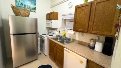 Fun Retro Island Vibe * Sleeps 17 * Beach 1 block - image 140 of 190