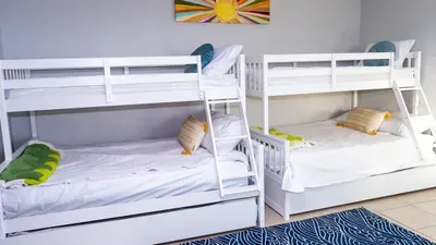 Fun Retro Island Vibe * Sleeps 17 * Beach 1 block - image 92 of 190