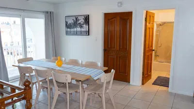 Fun Retro Island Vibe * Sleeps 17 * Beach 1 block - image 34 of 190