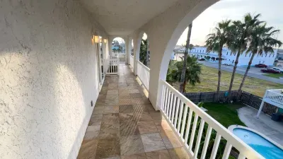 Fun Retro Island Vibe * Sleeps 17 * Beach 1 block - image 164 of 190