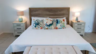 Fun Retro Island Vibe * Sleeps 17 * Beach 1 block - image 103 of 190