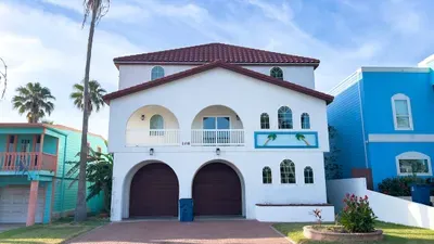 Fun Retro Island Vibe * Sleeps 17 * Beach 1 block - image 21 of 190