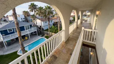 Fun Retro Island Vibe * Sleeps 17 * Beach 1 block - image 163 of 190