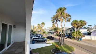Fun Retro Island Vibe * Sleeps 17 * Beach 1 block - image 155 of 190