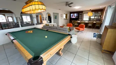 Fun Retro Island Vibe * Sleeps 17 * Beach 1 block - image 69 of 190