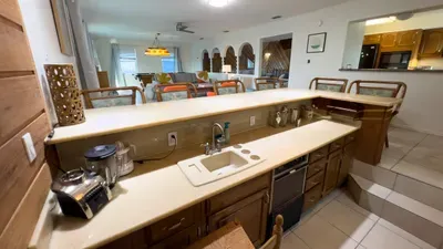 Fun Retro Island Vibe * Sleeps 17 * Beach 1 block - image 73 of 190