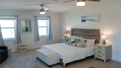 Fun Retro Island Vibe * Sleeps 17 * Beach 1 block - image 100 of 190