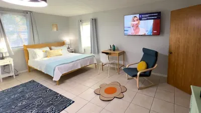 Fun Retro Island Vibe * Sleeps 17 * Beach 1 block - image 13 of 190