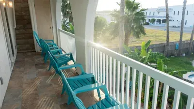 Fun Retro Island Vibe * Sleeps 17 * Beach 1 block - image 149 of 190