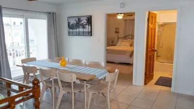 Fun Retro Island Vibe * Sleeps 17 * Beach 1 block - image 35 of 190