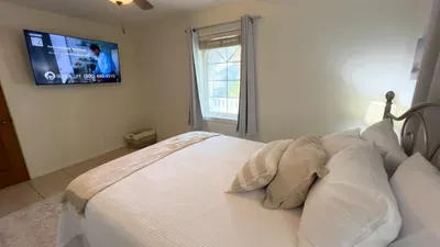 Fun Retro Island Vibe * Sleeps 17 * Beach 1 block - image 12 of 190
