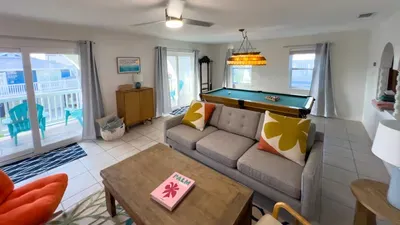 Fun Retro Island Vibe * Sleeps 17 * Beach 1 block - image 75 of 190