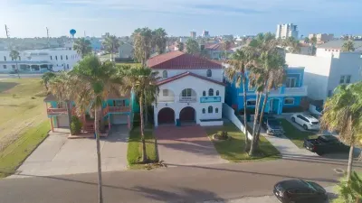 Fun Retro Island Vibe * Sleeps 17 * Beach 1 block - image 19 of 190