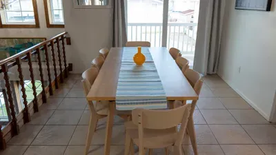 Fun Retro Island Vibe * Sleeps 17 * Beach 1 block - image 32 of 190