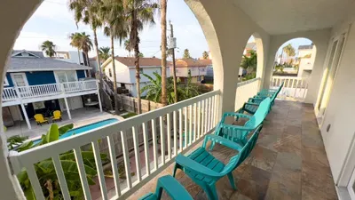 Fun Retro Island Vibe * Sleeps 17 * Beach 1 block - image 156 of 190