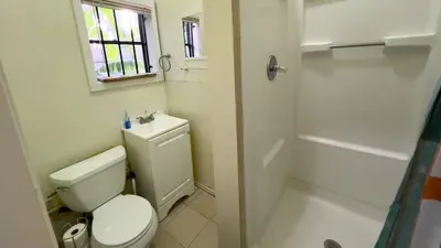 Fun Retro Island Vibe * Sleeps 17 * Beach 1 block - image 16 of 190
