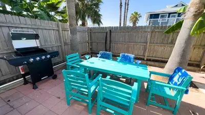 Fun Retro Island Vibe * Sleeps 17 * Beach 1 block - image 178 of 190