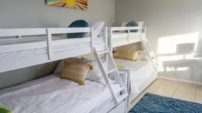 Fun Retro Island Vibe * Sleeps 17 * Beach 1 block - image 93 of 190