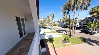 Fun Retro Island Vibe * Sleeps 17 * Beach 1 block - image 166 of 190