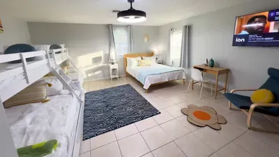Fun Retro Island Vibe * Sleeps 17 * Beach 1 block - image 14 of 190