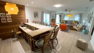 Fun Retro Island Vibe * Sleeps 17 * Beach 1 block - image 67 of 190