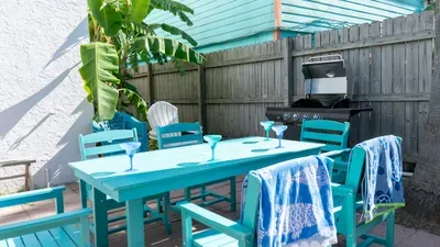 Fun Retro Island Vibe * Sleeps 17 * Beach 1 block - image 176 of 190