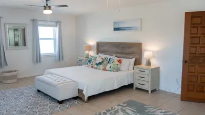 Fun Retro Island Vibe * Sleeps 17 * Beach 1 block - image 101 of 190