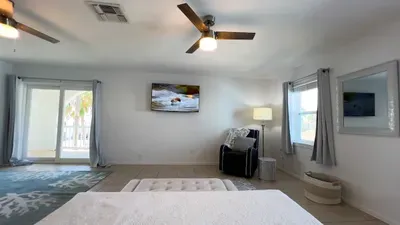 Fun Retro Island Vibe * Sleeps 17 * Beach 1 block - image 111 of 190