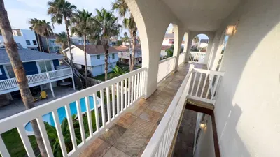 Fun Retro Island Vibe * Sleeps 17 * Beach 1 block - image 162 of 190