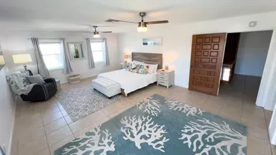 Fun Retro Island Vibe * Sleeps 17 * Beach 1 block - image 108 of 190