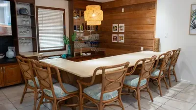 Fun Retro Island Vibe * Sleeps 17 * Beach 1 block - image 61 of 190