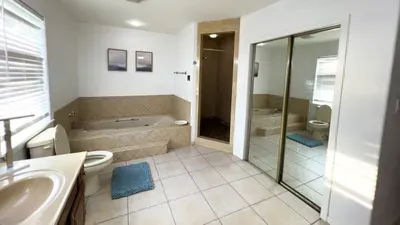 Fun Retro Island Vibe * Sleeps 17 * Beach 1 block - image 15 of 190