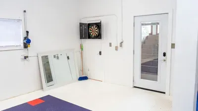 Fun Retro Island Vibe * Sleeps 17 * Beach 1 block - image 120 of 190
