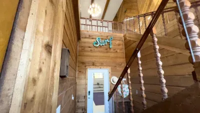 Fun Retro Island Vibe * Sleeps 17 * Beach 1 block - image 24 of 190