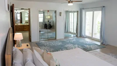 Fun Retro Island Vibe * Sleeps 17 * Beach 1 block - image 106 of 190