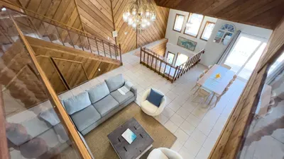 Fun Retro Island Vibe * Sleeps 17 * Beach 1 block - image 30 of 190