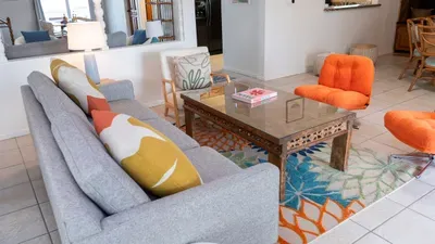Fun Retro Island Vibe * Sleeps 17 * Beach 1 block - image 65 of 190