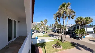 Fun Retro Island Vibe * Sleeps 17 * Beach 1 block - image 167 of 190