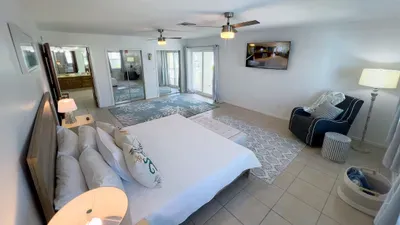 Fun Retro Island Vibe * Sleeps 17 * Beach 1 block - image 109 of 190