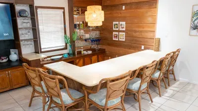 Fun Retro Island Vibe * Sleeps 17 * Beach 1 block - image 56 of 190
