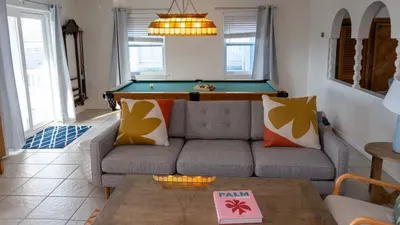 Fun Retro Island Vibe * Sleeps 17 * Beach 1 block - image 57 of 190